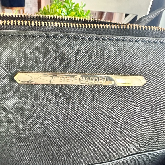 Black cross bag with Pom Pom - Picture 4 of 4